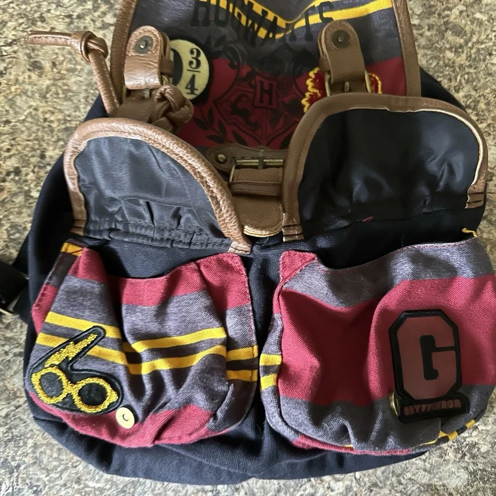 Harry Potter Hogwarts Alumni Backpack Gryffidor Travel School Bag Black Red